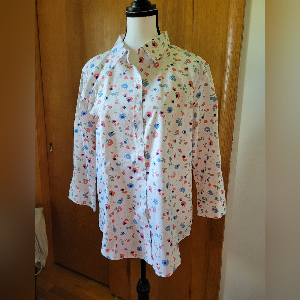 L.L. Bean wrinkle free button front top Large